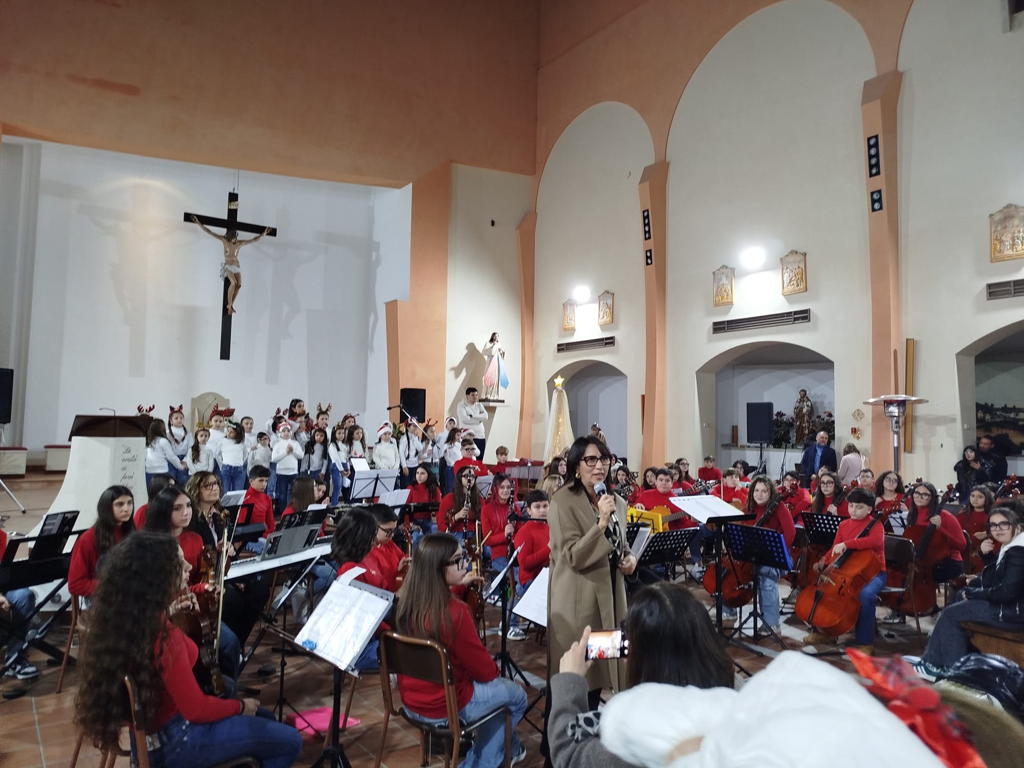 Note di Natale al Plesso Pirandello: emozioni in musica nella Chiesa della Divina Misericordia Note di Natale al Plesso Pirandello: emozioni in musica nella Chiesa della Divina Misericordia